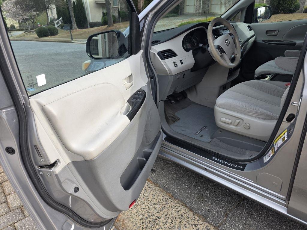 Toyota Sienna LE 8-Pass V6 2011