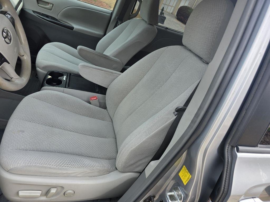 Toyota Sienna LE 8-Pass V6 2011