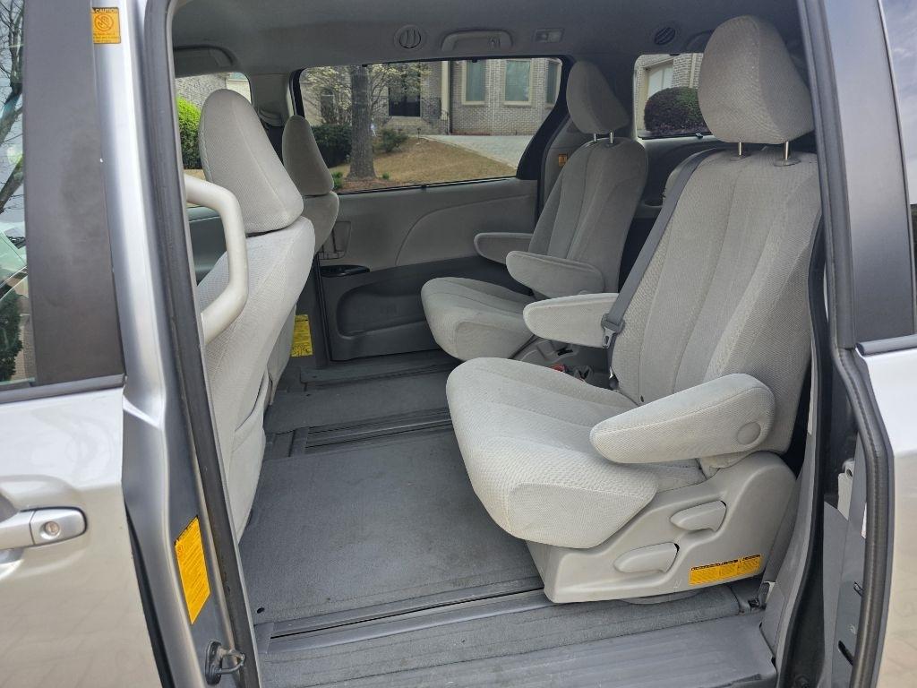 Toyota Sienna LE 8-Pass V6 2011