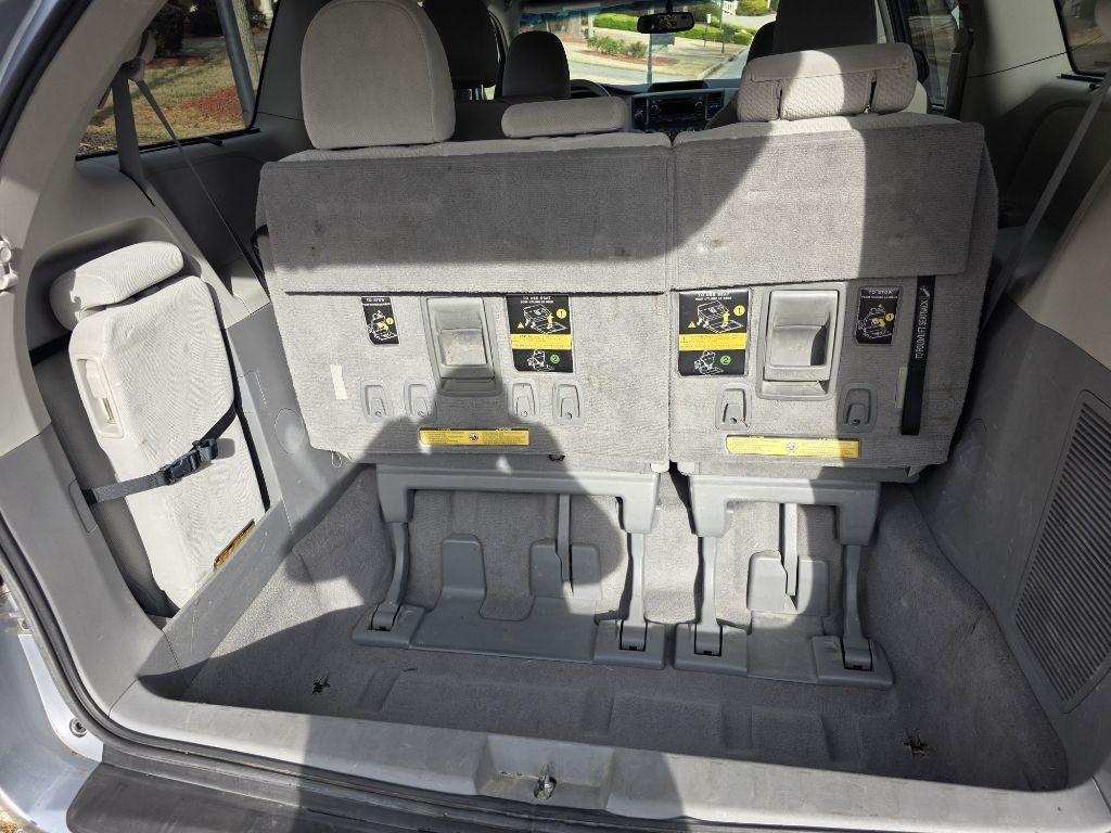 Toyota Sienna LE 8-Pass V6 2011