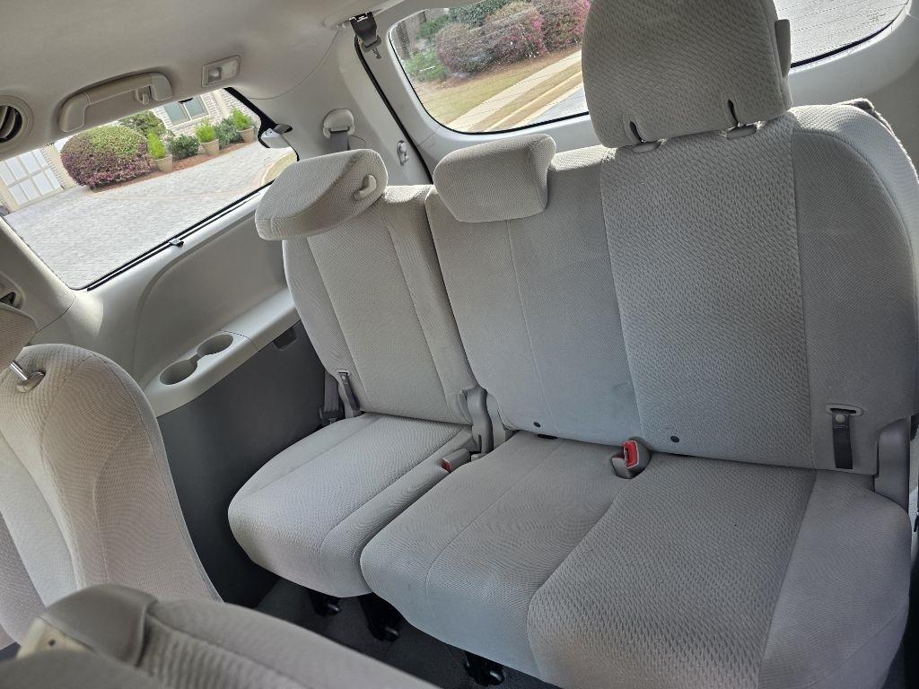 Toyota Sienna LE 8-Pass V6 2011