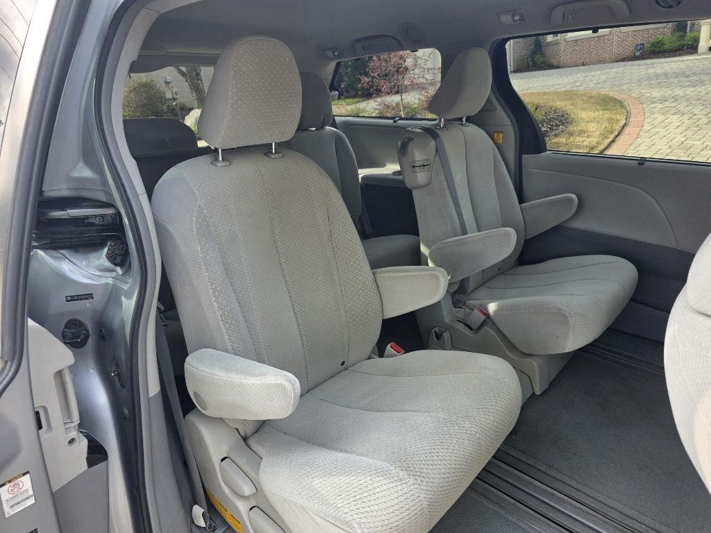Toyota Sienna LE 8-Pass V6 2011