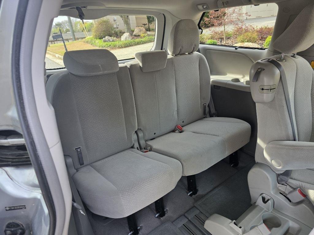 Toyota Sienna LE 8-Pass V6 2011