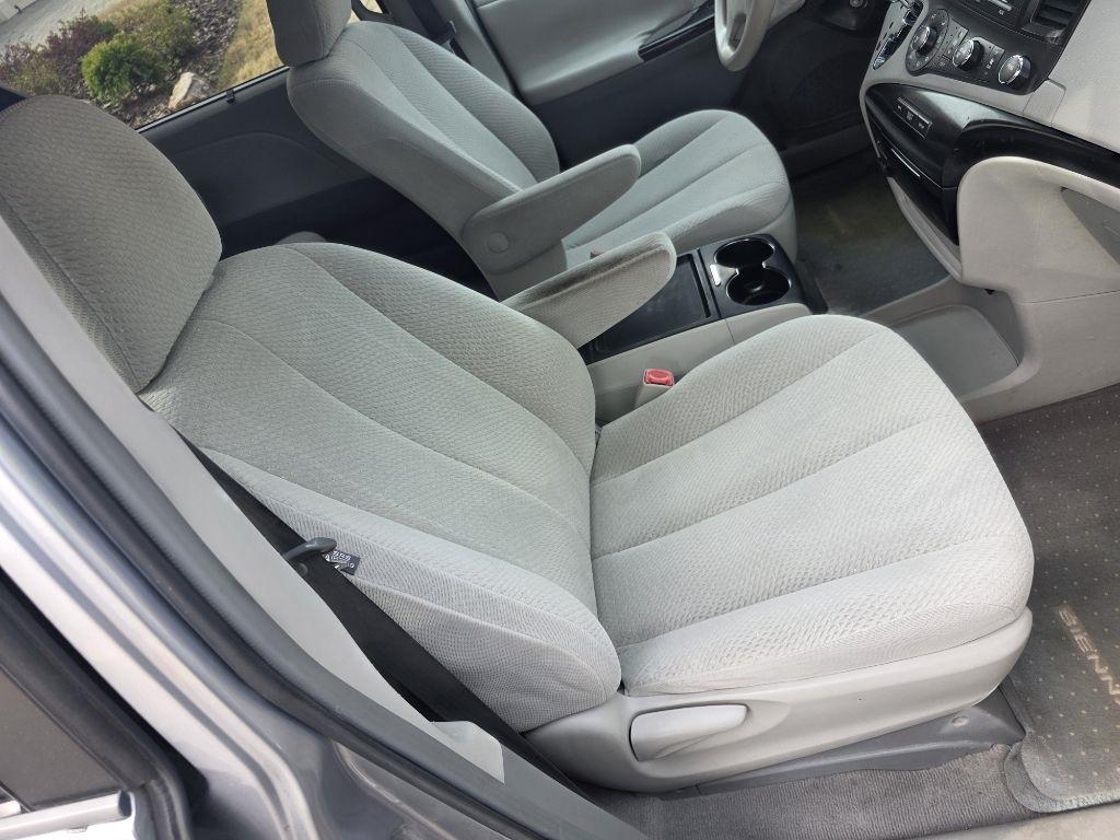 Toyota Sienna LE 8-Pass V6 2011