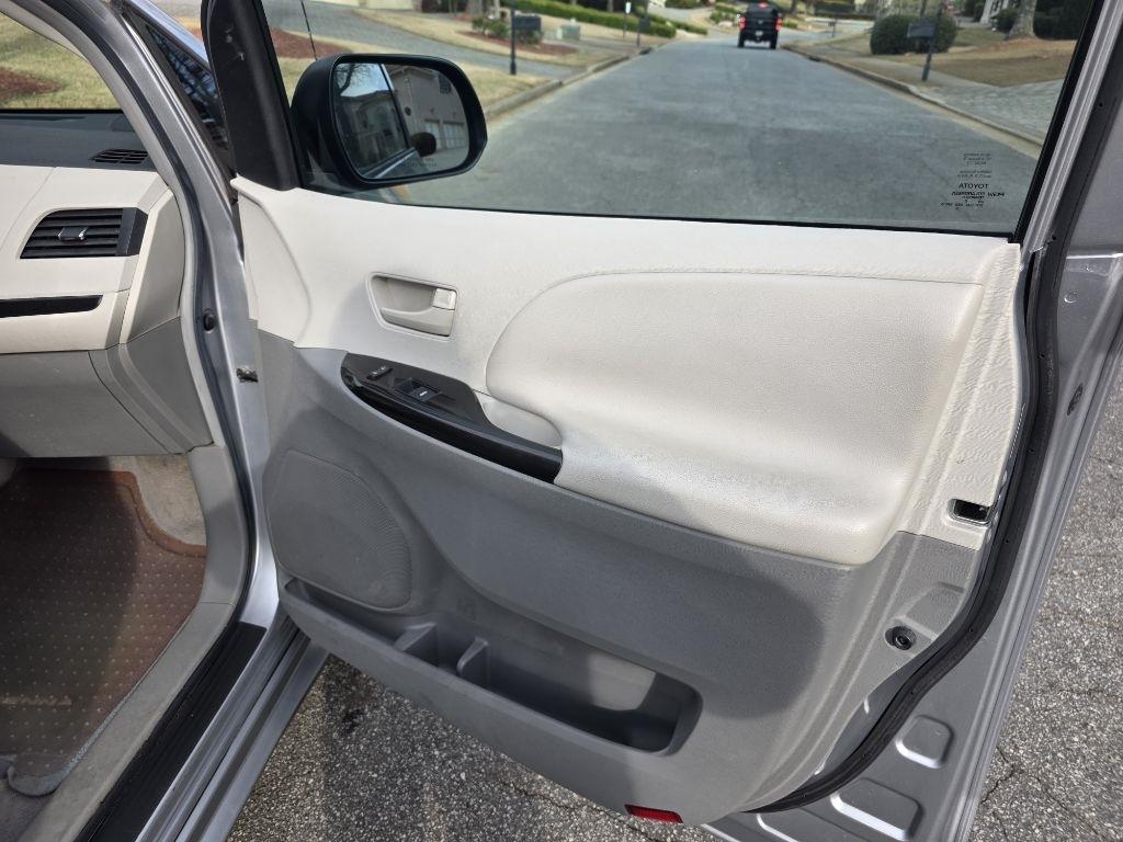 Toyota Sienna LE 8-Pass V6 2011