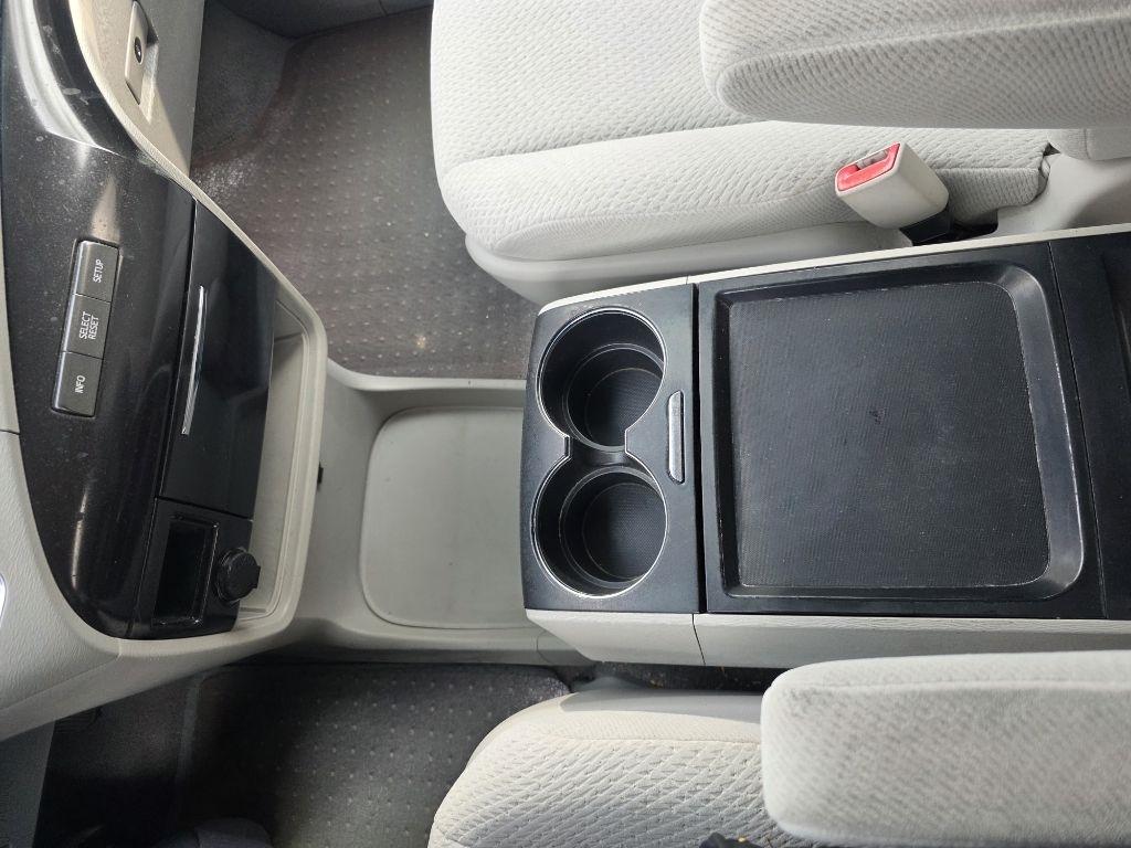 Toyota Sienna LE 8-Pass V6 2011