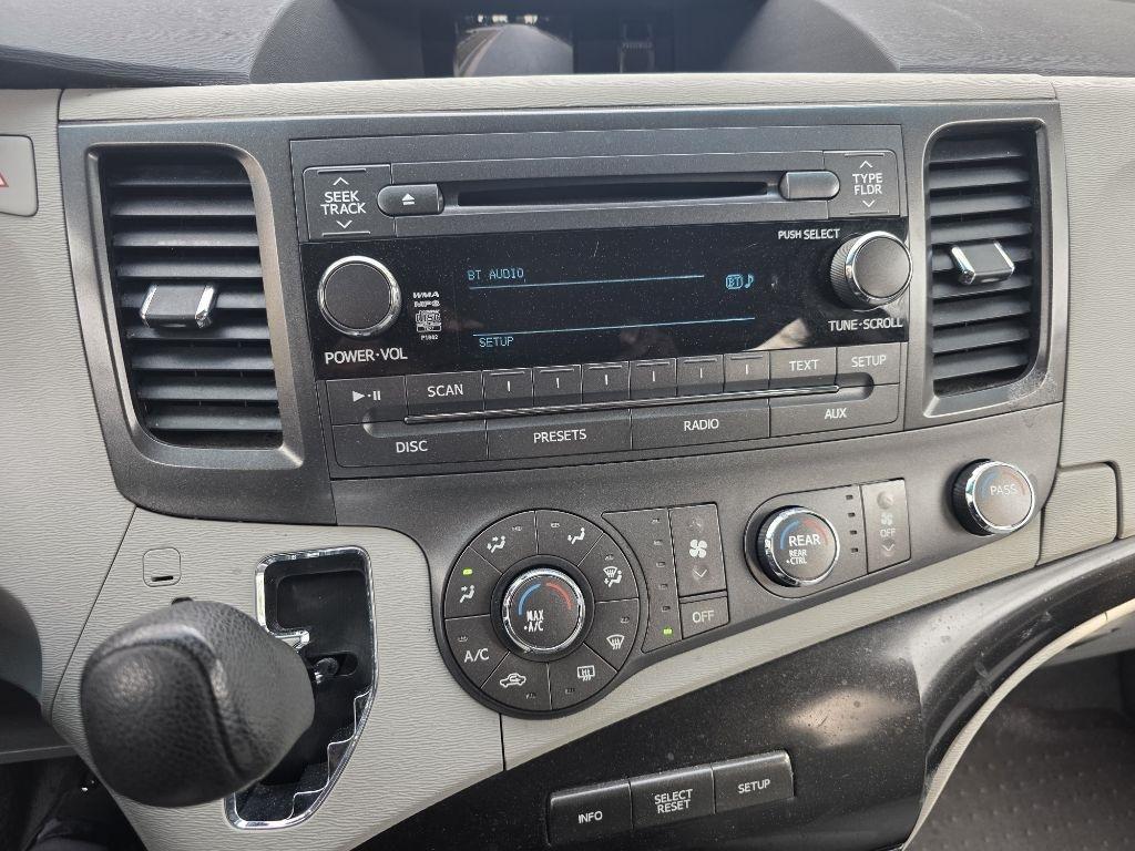 Toyota Sienna LE 8-Pass V6 2011