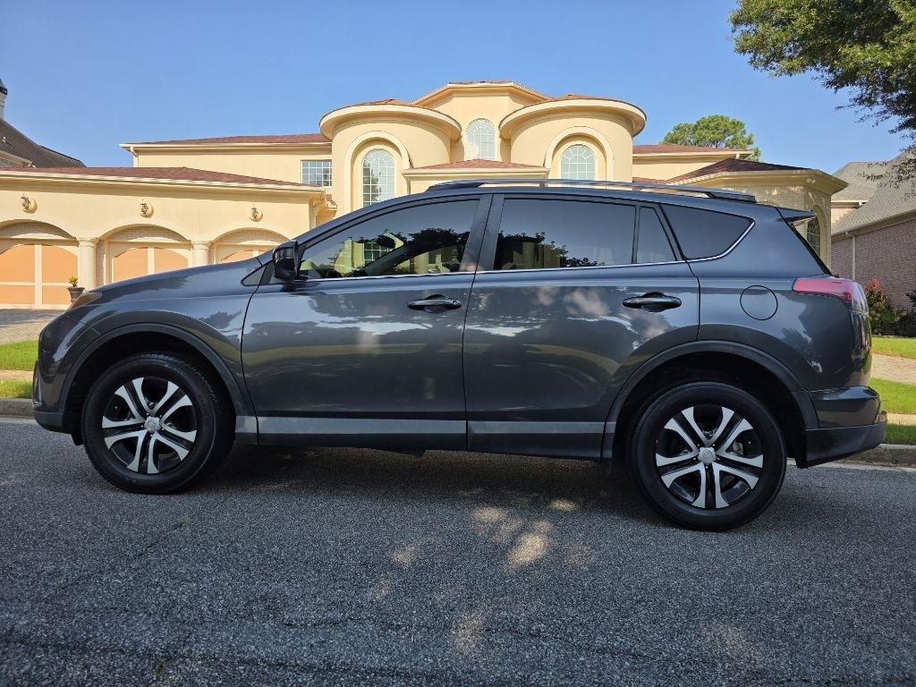 Toyota RAV4 LE FWD 2018