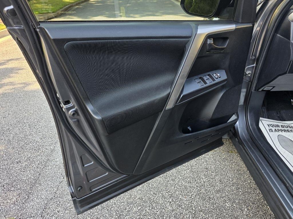 Toyota RAV4 LE FWD 2018