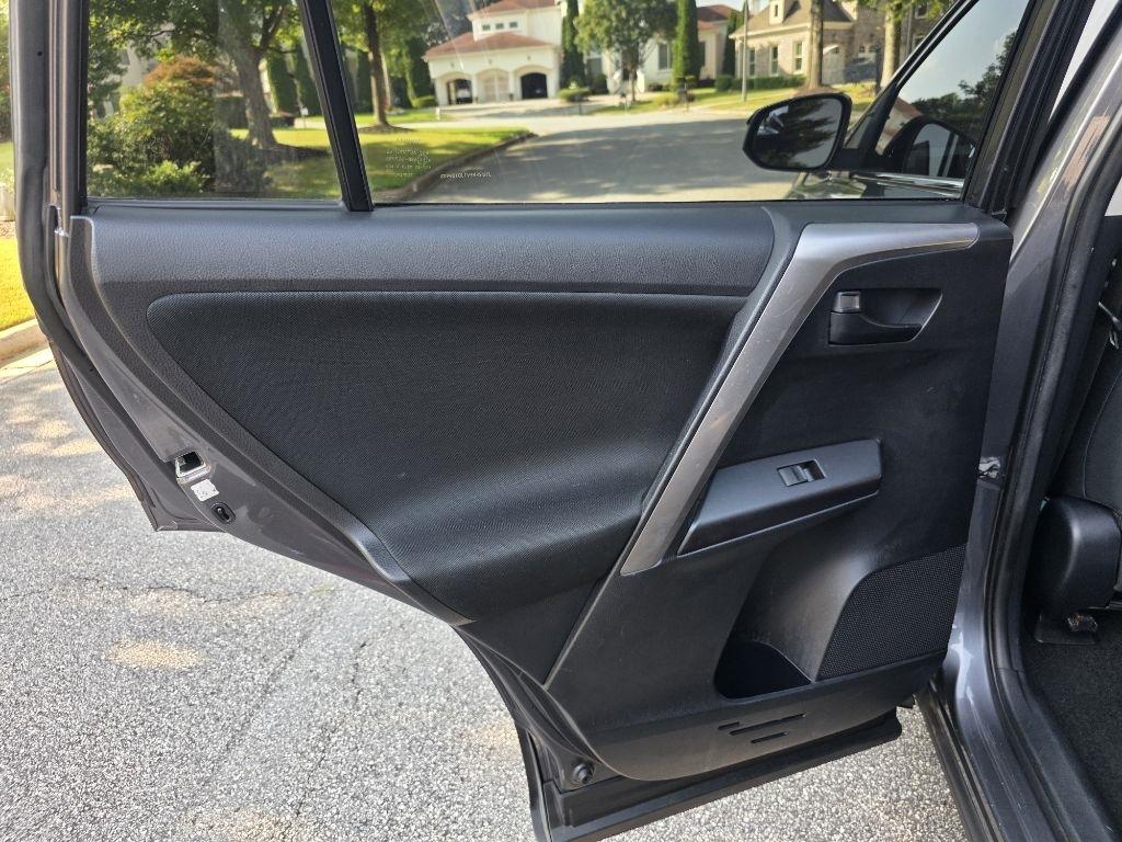 Toyota RAV4 LE FWD 2018