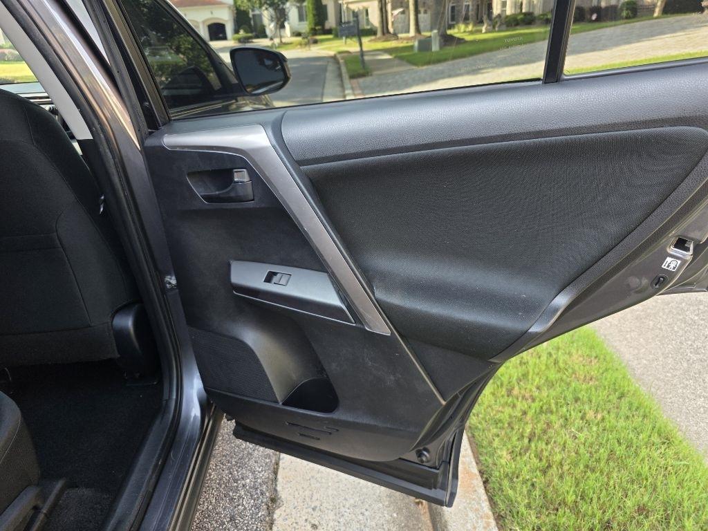 Toyota RAV4 LE FWD 2018
