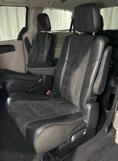 2016 Chrysler Town & Country Limited photo 2