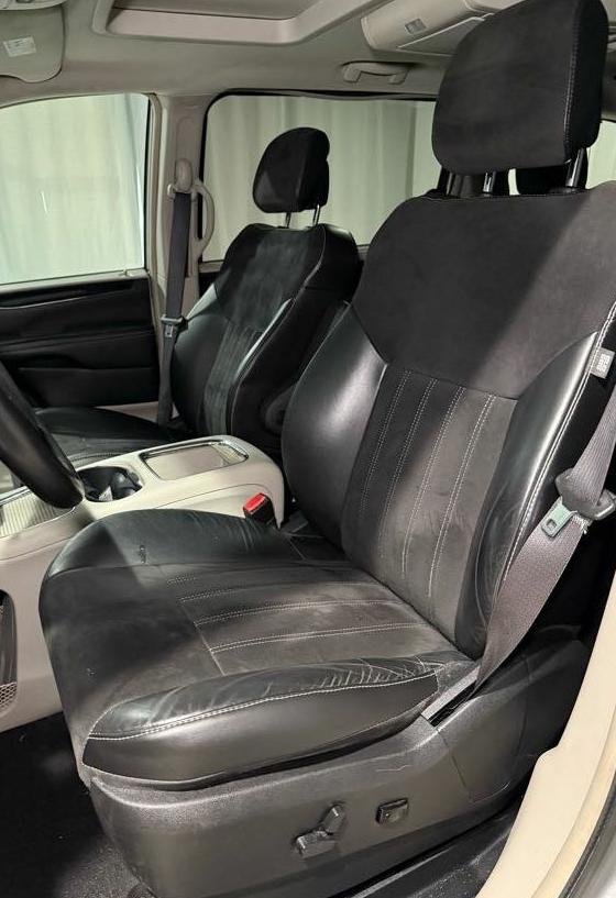 2016 Chrysler Town & Country Limited photo 3