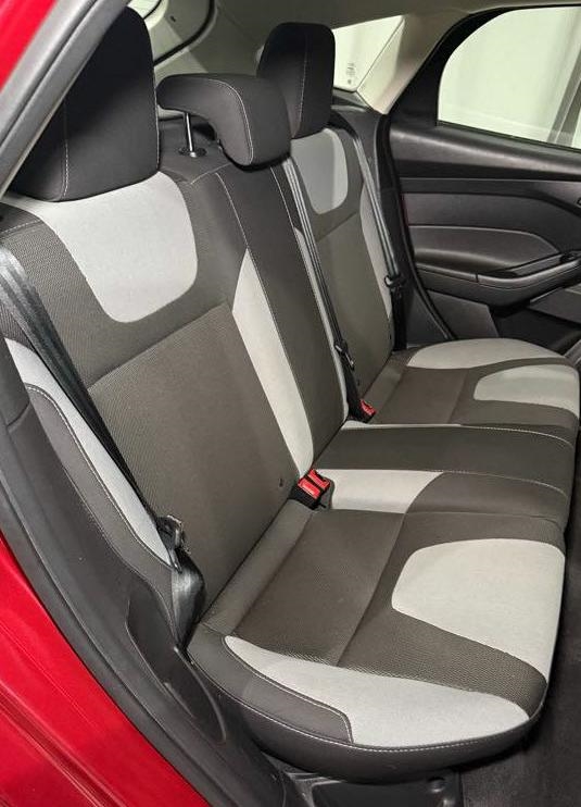 2012 Ford Focus SE photo 2