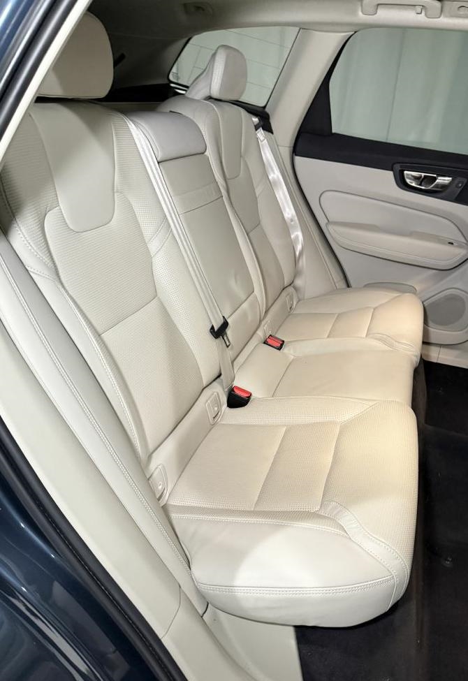 2021 Volvo XC60 T5 Inscription photo 2