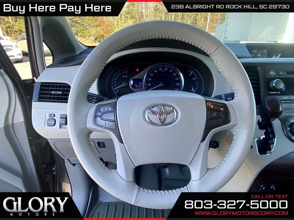 Toyota Sienna 5dr 7-Pass Van V6 XLE AAS FWD (Natl) 2013