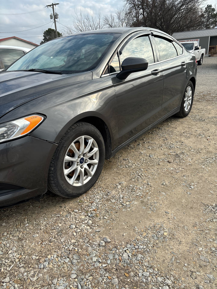 Ford Fusion S 2016
