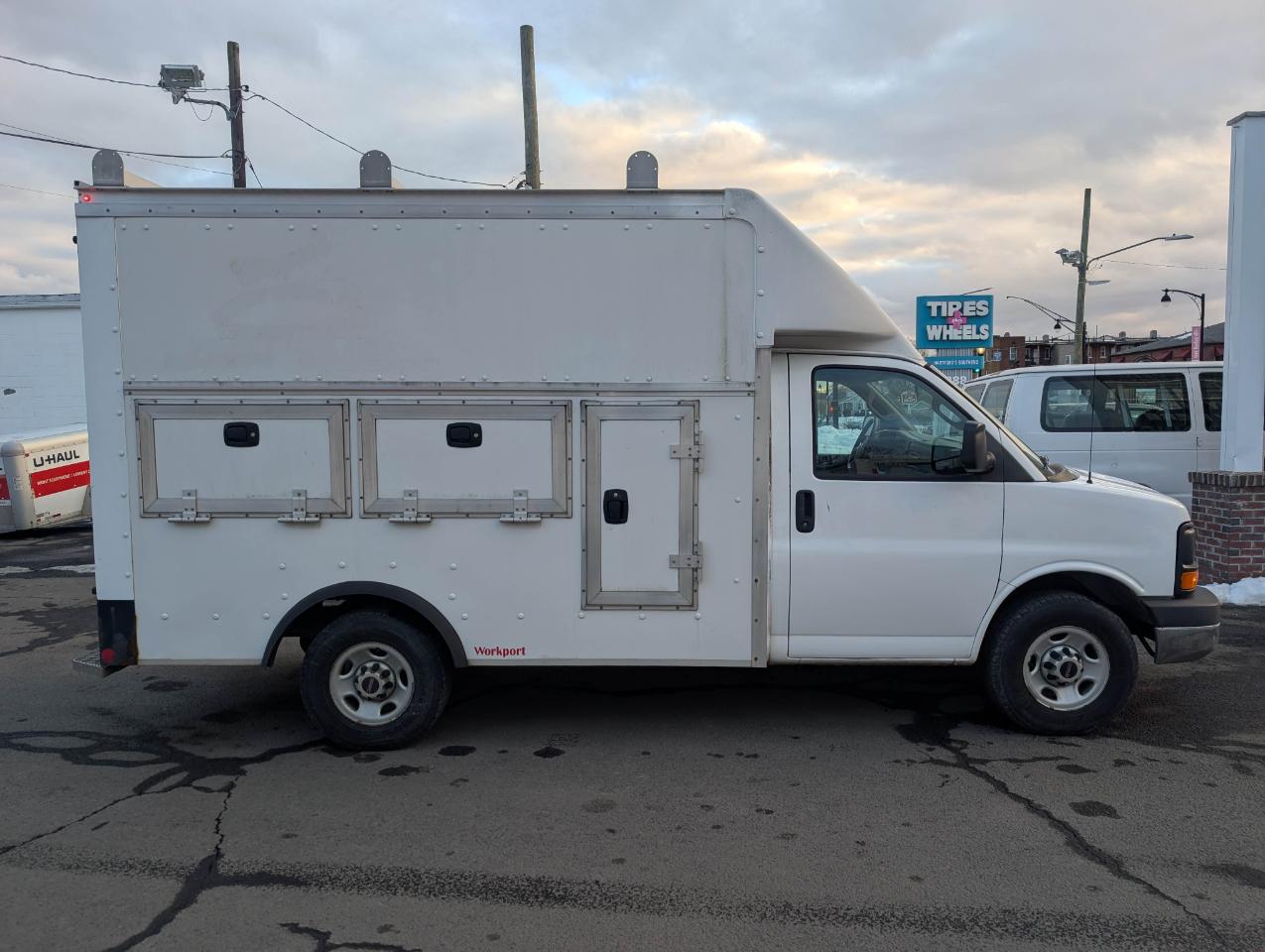 GMC Savana G3500 139 in. 2016