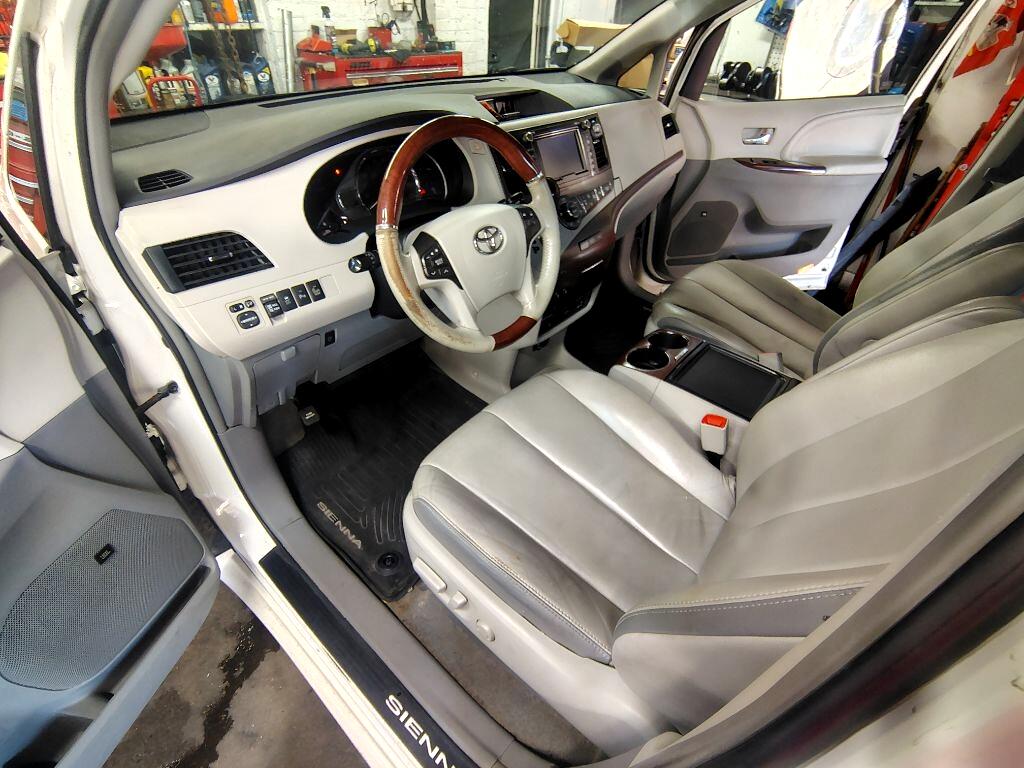 Toyota Sienna  2013