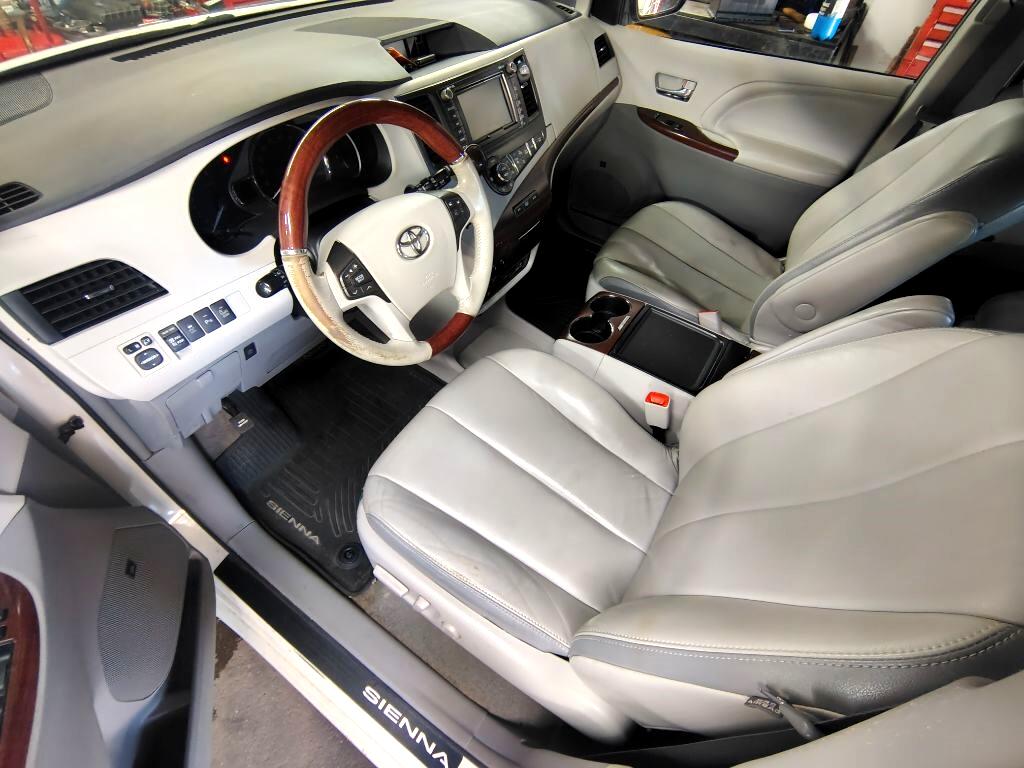 Toyota Sienna  2013