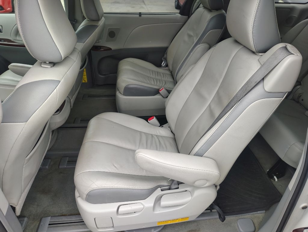 Toyota Sienna  2013