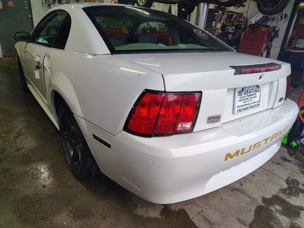 Ford Mustang  2001