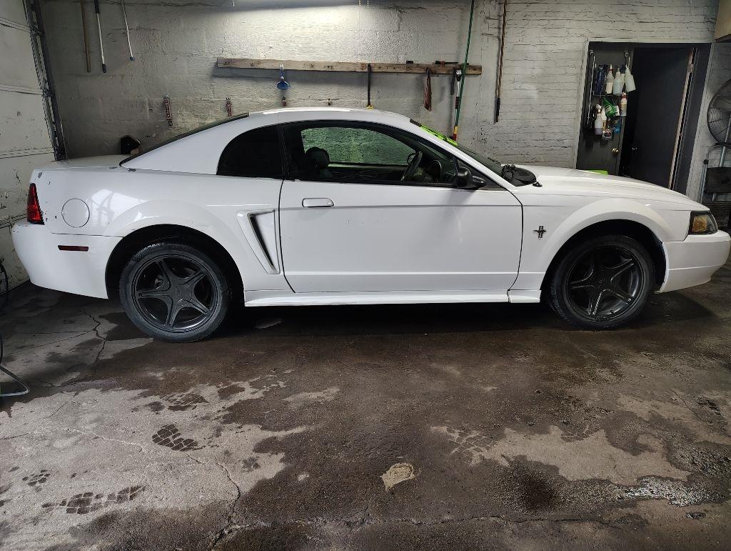 Ford Mustang  2001