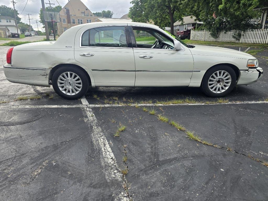 2004 Lincoln Town Car EXECUTIVE