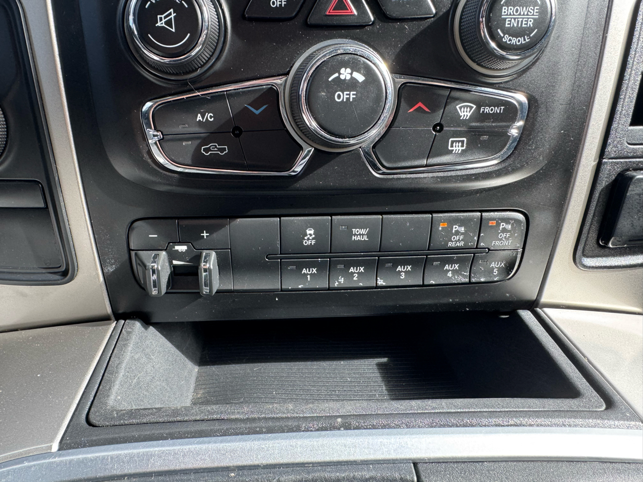 RAM 2500 4WD Crew Cab 149" SLT 2016 RAM 2500 4WD Crew Cab 149" SLT 2016