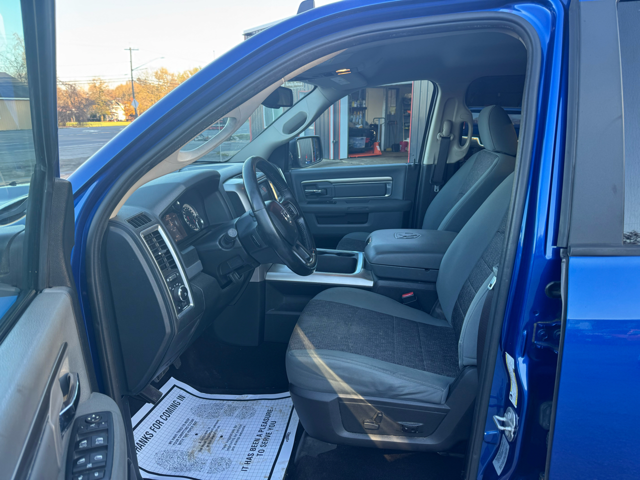 RAM 1500 Big Horn 4x4 Crew Cab 5'7" Box 2017 RAM 1500 Big Horn 4x4 Crew Cab 5'7" Box 2017