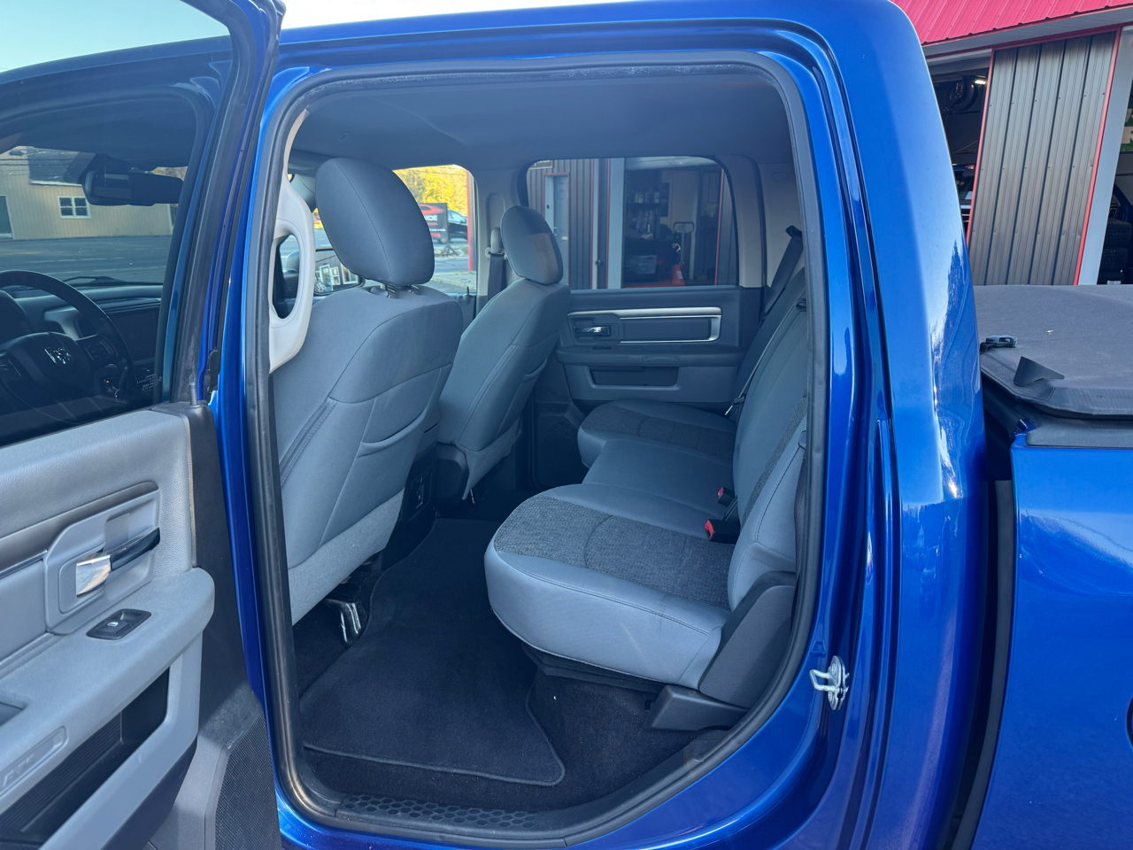 RAM 1500 Big Horn 4x4 Crew Cab 5'7" Box 2017 RAM 1500 Big Horn 4x4 Crew Cab 5'7" Box 2017