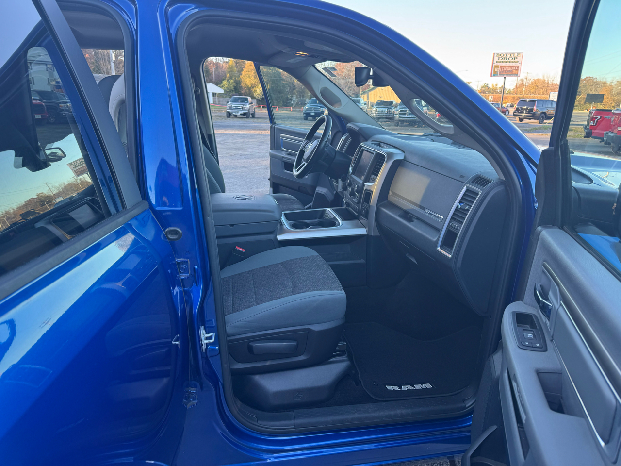 RAM 1500 Big Horn 4x4 Crew Cab 5'7" Box 2017 RAM 1500 Big Horn 4x4 Crew Cab 5'7" Box 2017