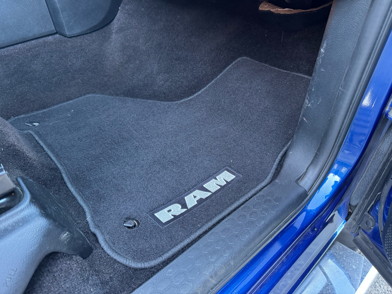 RAM 1500 Big Horn 4x4 Crew Cab 5'7" Box 2017 RAM 1500 Big Horn 4x4 Crew Cab 5'7" Box 2017