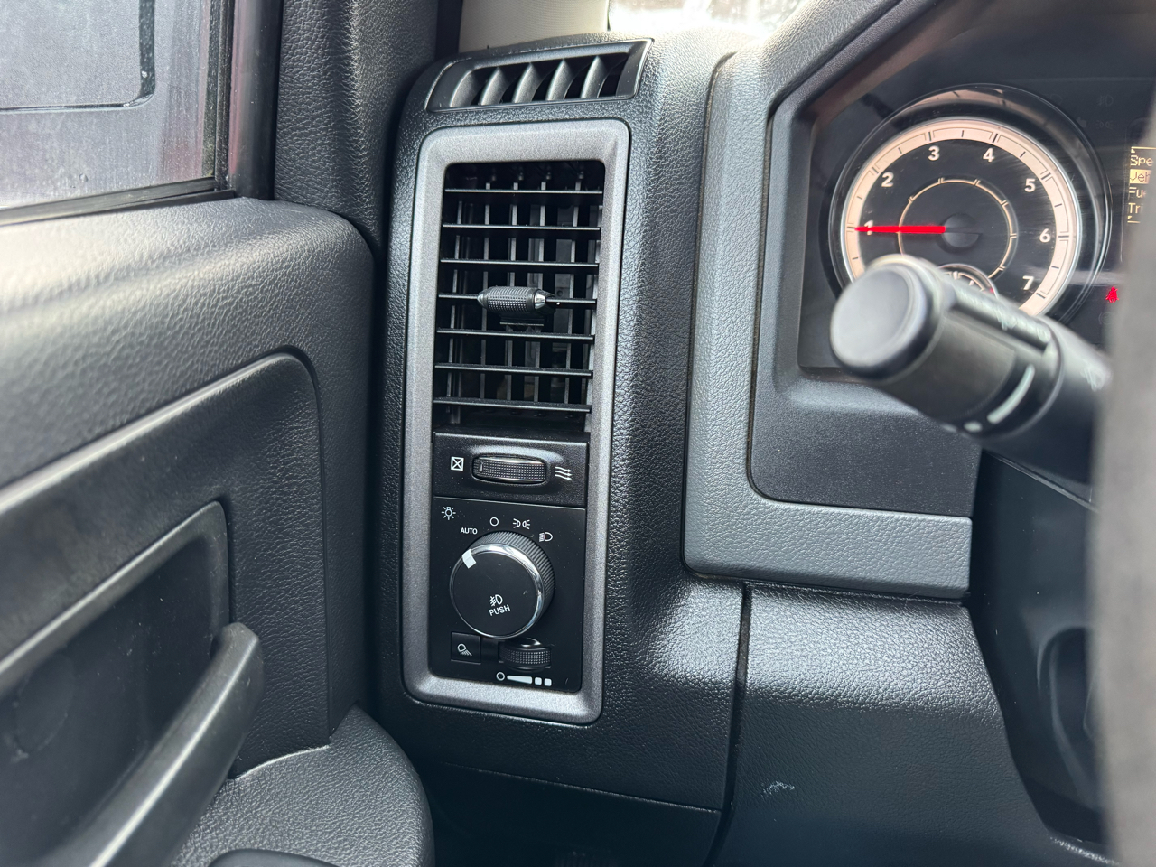 RAM 1500 4WD Quad Cab 140.5" Express 2016