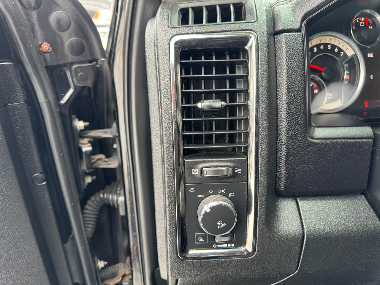 RAM 1500 4WD Crew Cab 149" Sport 2014