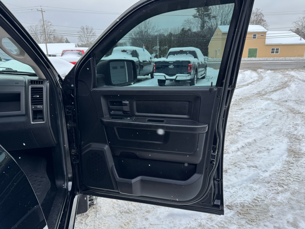 RAM 1500 4WD Crew Cab 140.5" Tradesman 2013