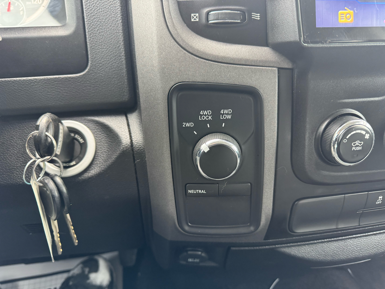 RAM 1500 4WD Crew Cab 140.5" Tradesman 2013