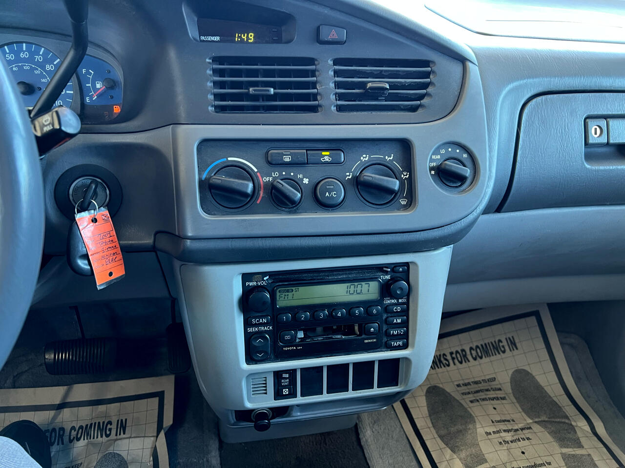 Toyota Sienna LE 2001