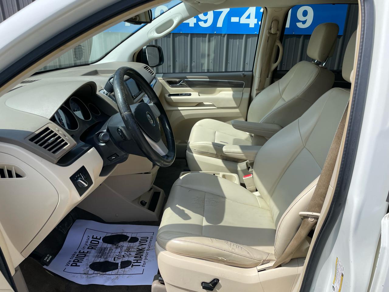 Volkswagen Routan  2010