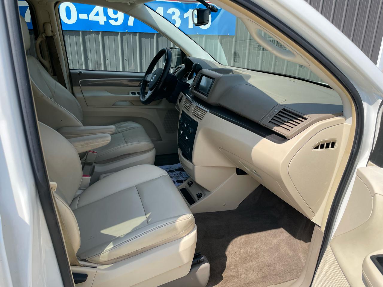 Volkswagen Routan  2010