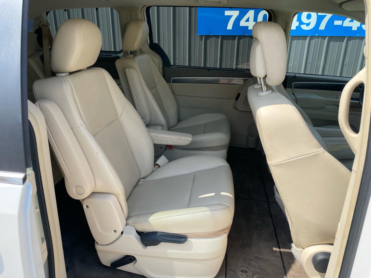 Volkswagen Routan  2010