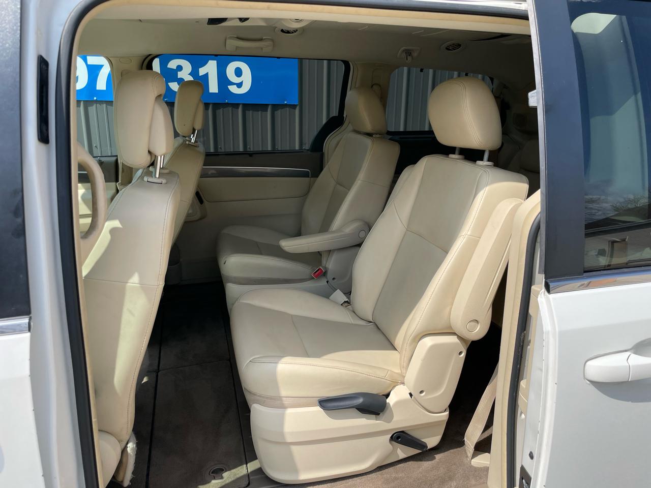 Volkswagen Routan  2010