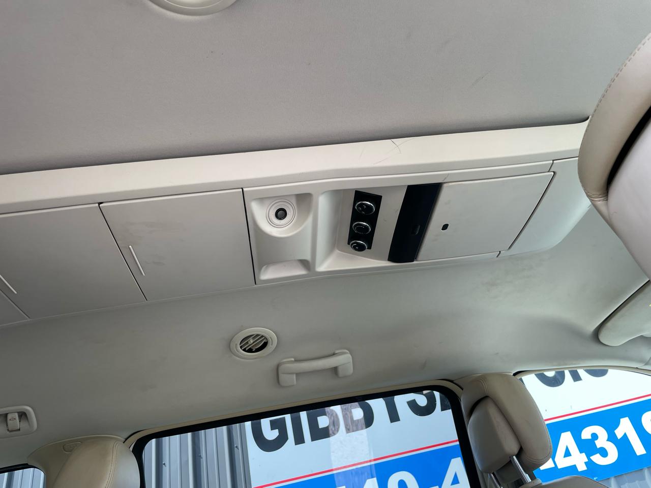 Volkswagen Routan  2010