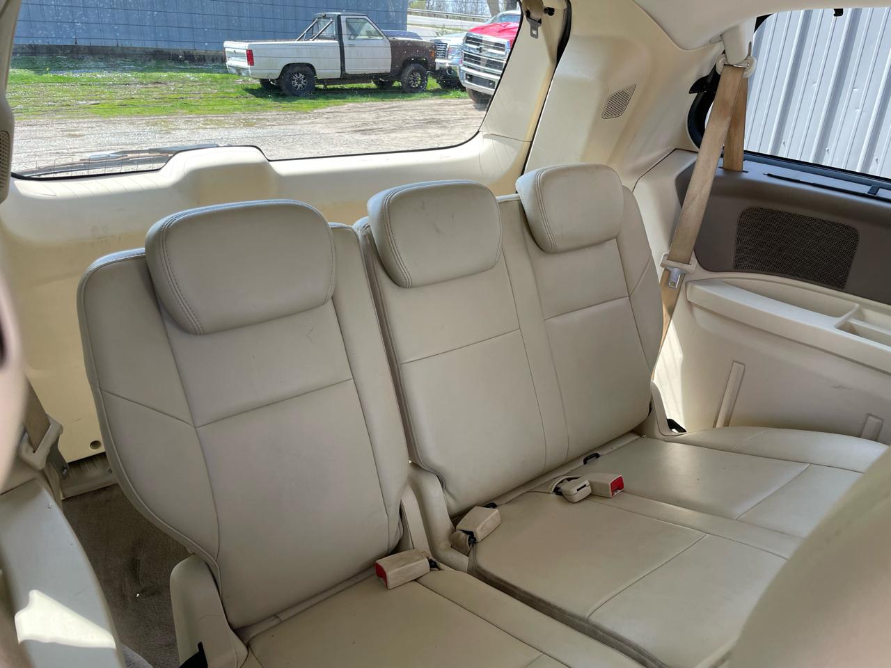 Volkswagen Routan  2010