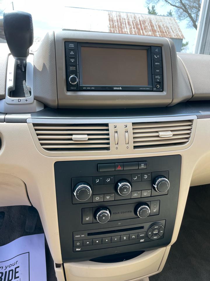 Volkswagen Routan  2010