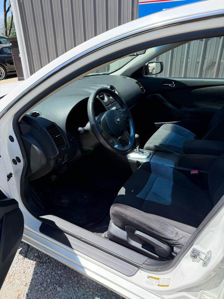 Nissan Altima Base 2011