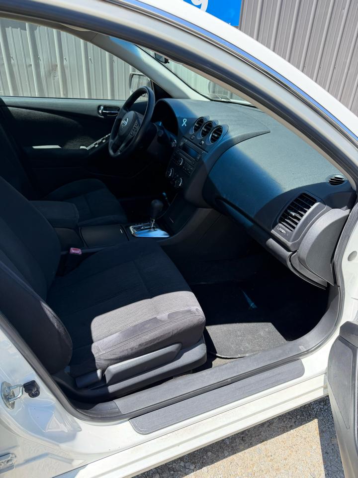 Nissan Altima Base 2011