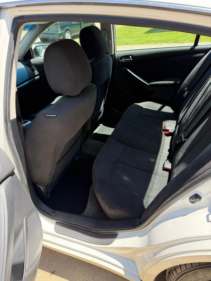 Nissan Altima Base 2011