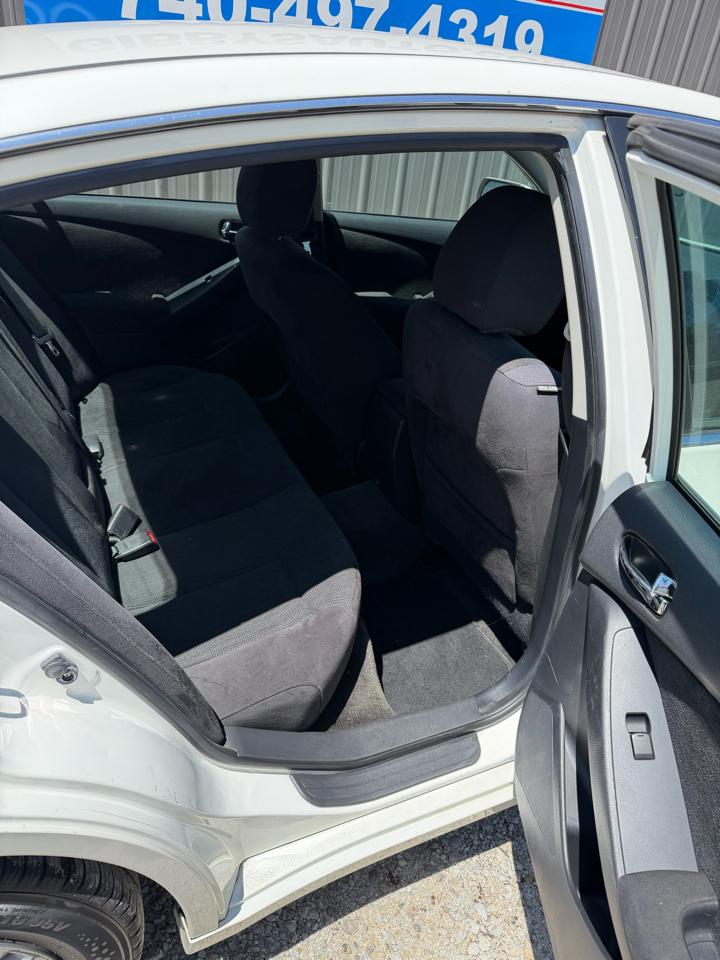 Nissan Altima Base 2011