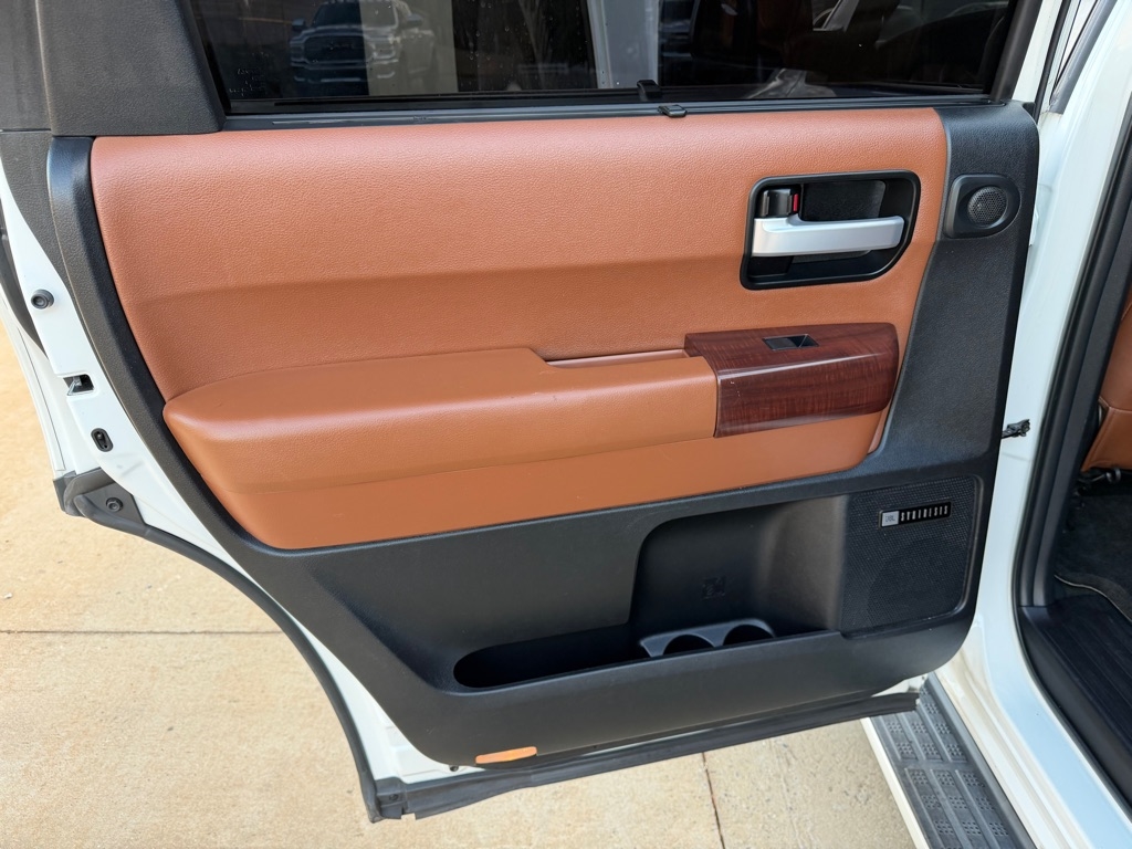 Toyota Sequoia Plantium 2WD 2011